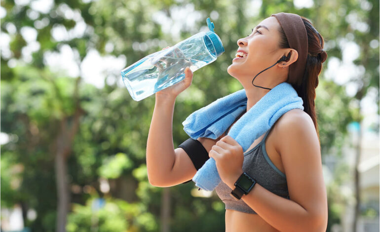 Descubre las ventajas de llevar una botella de agua durante tu entrenamiento.