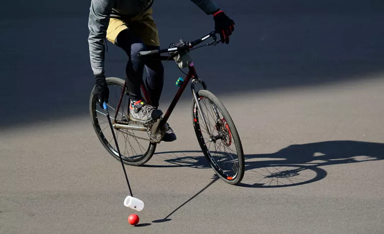 Hablemos de bike polo: El deporte que se juega en bicicleta.
