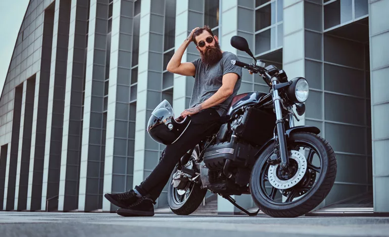 ¿Cómo conducir una motocicleta en solitario? Consejos y precauciones