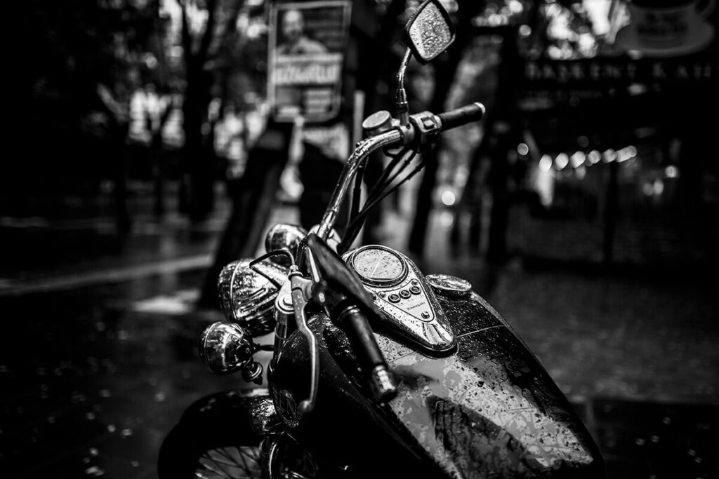 conducir-motocicleta-en-aguas-bravas