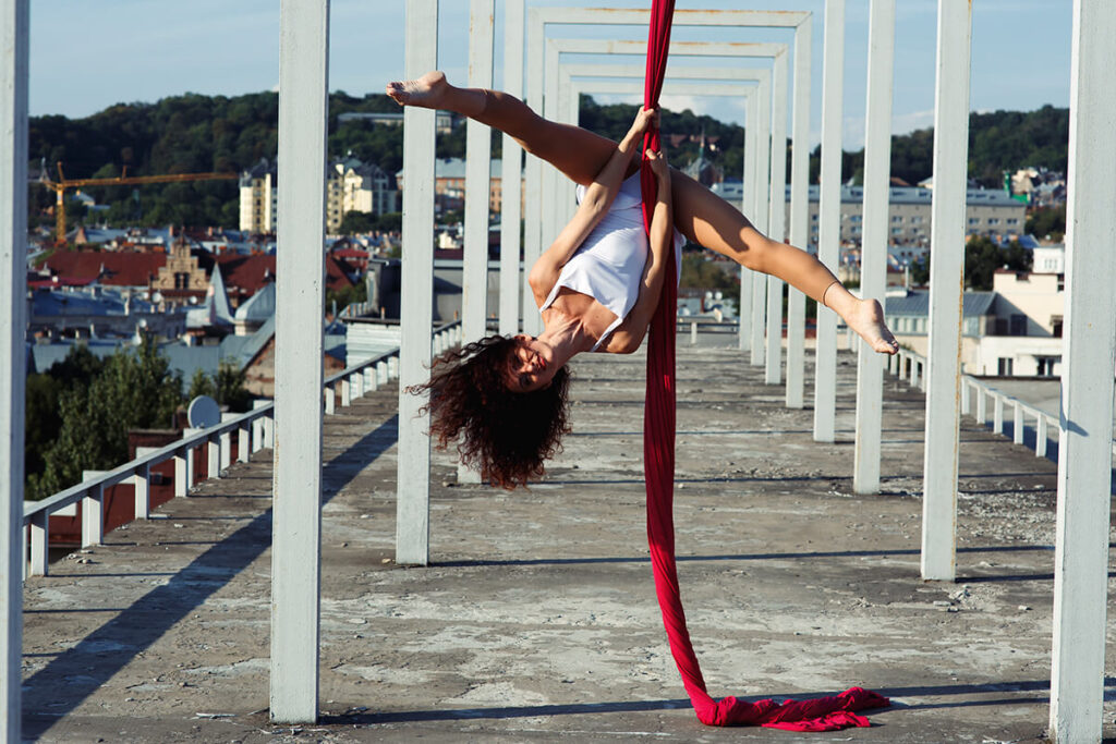 una mujer que se mantiene en forma realizando danza aérea