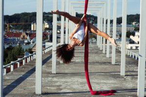 una mujer que se mantiene en forma realizando danza aérea