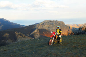 diferencias-entre-motocicleta-de-carretera-y-de-montaña