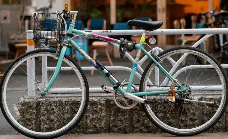 Viaja seguro con luces para bici que puedes encontrar en tiendas Martí