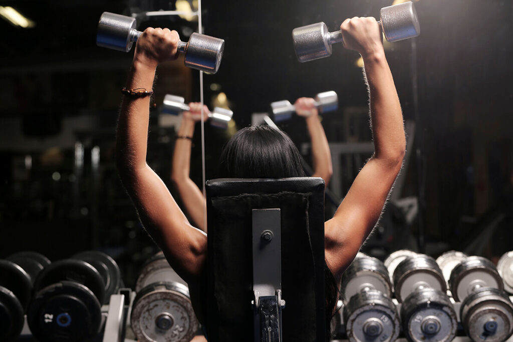 como-hacer-press-con-mancuerna