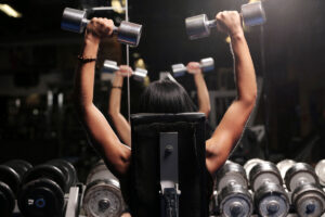 como-hacer-press-con-mancuerna