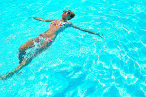 diferencias-nadar-en-piscina-y-en-mar