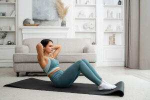 Mujer haciendo abdominales en casa para fortalecer su pecho como parte de su rutina