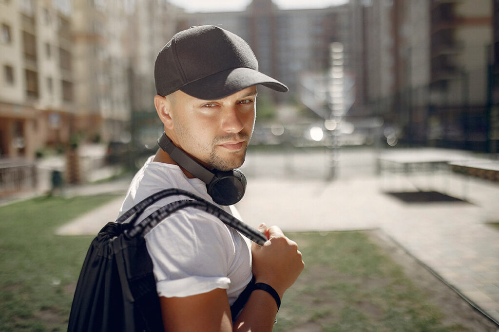 maneras-de-llevar-gorras-deportivas