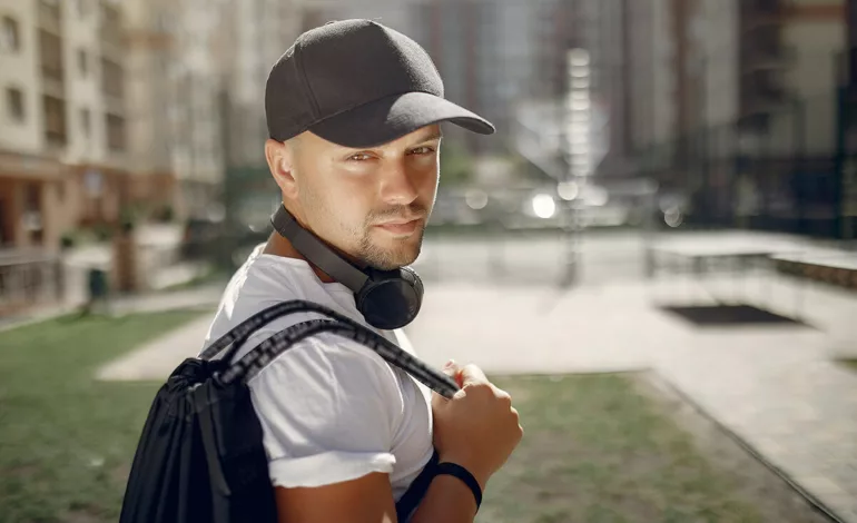 Descubre 4 maneras de llevar las gorras deportivas con mucho estilo