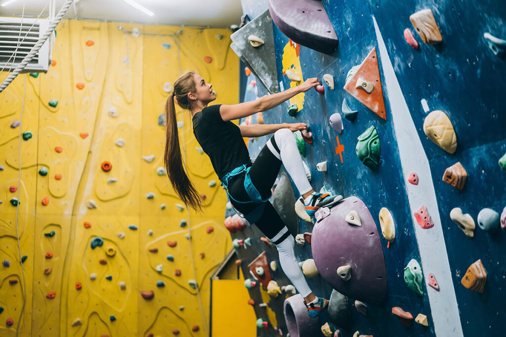 muro-de-escalada-opcion-divertida-para-hacer-ejercicio