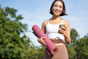 chica lista para hacer ejercicio después de elegir su tapate de yoga ideal para su estilo de vida