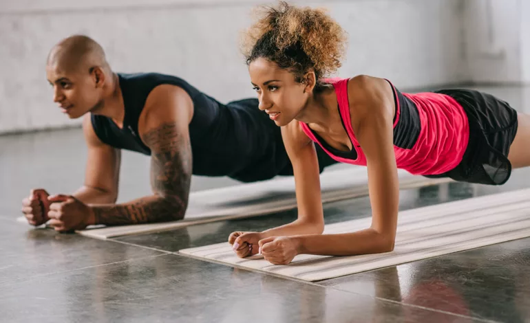 Fortalece el core con la plancha abdominal y pon a prueba sus distintas modalidades