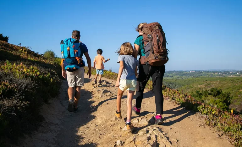 Aventuras con niños: ¿Cómo disfrutar del Senderismo en familia?