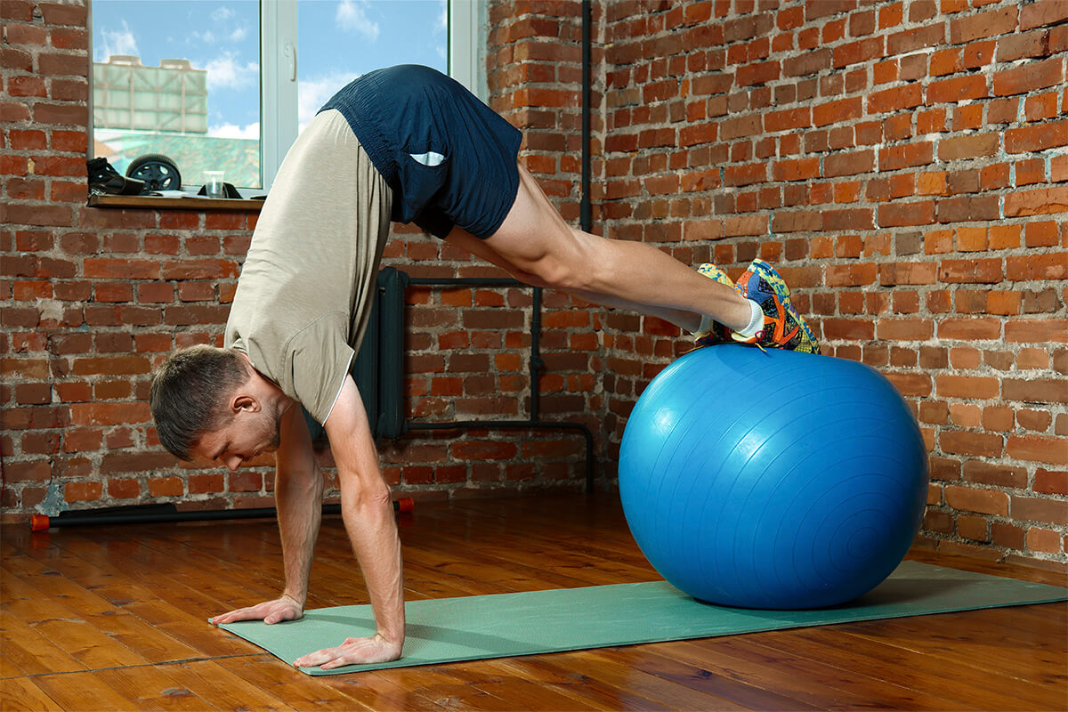 Pelota de yoga: El accesorio perfecto para mejorar tu postura y fortalecer tus músculos.
