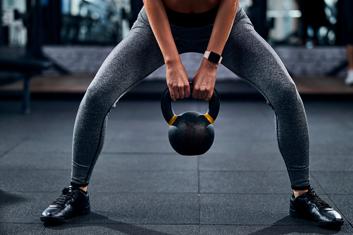 Sentadillas Sumo Squat, el ejercicio eficaz para fortalecer los glúteos