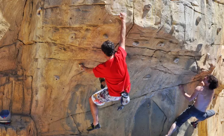 Boulder: La emoción de escalar sin cuerdas