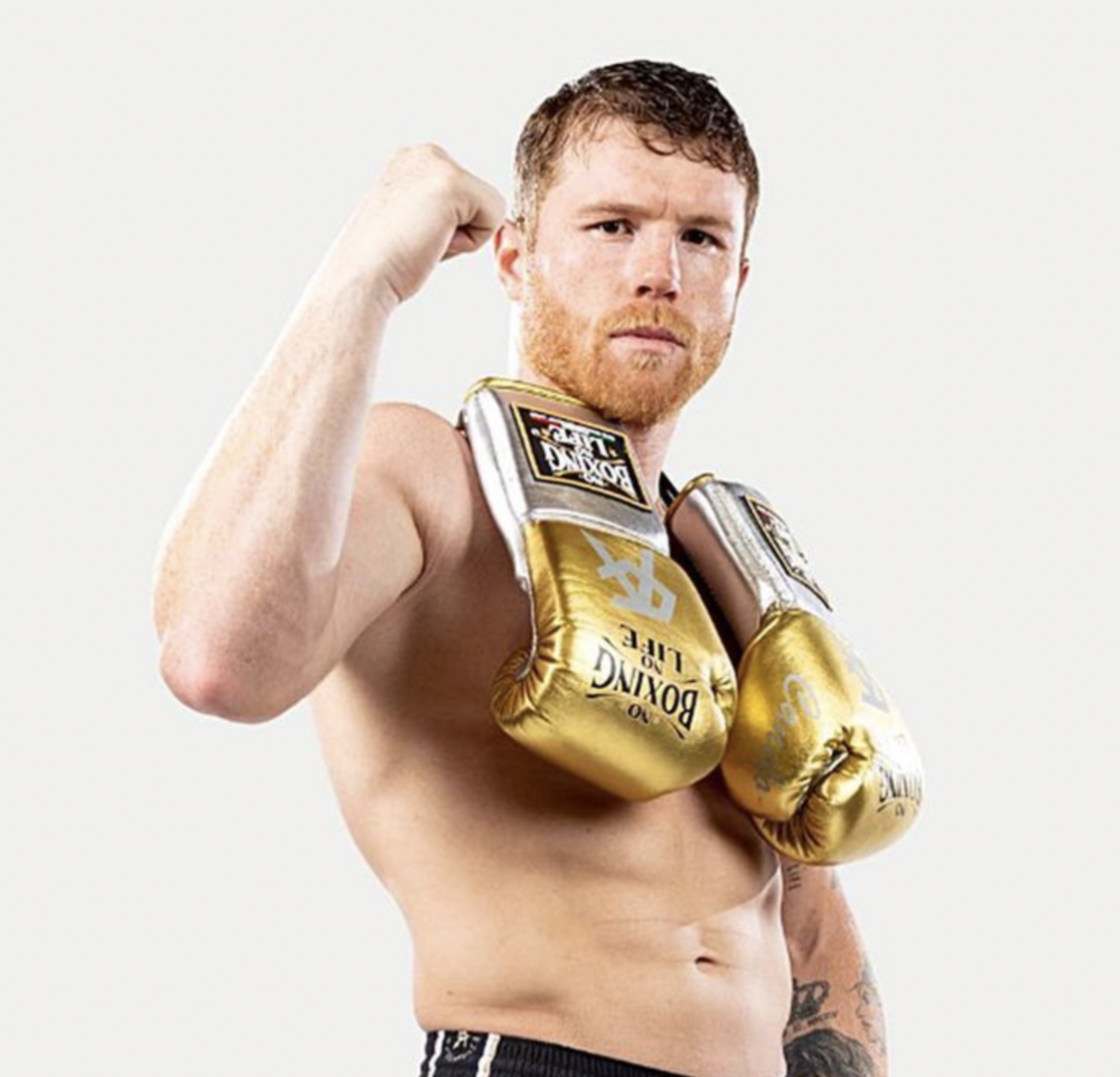 Saúl Canelo Álvarez posando en calzón de pelea con guantes dorados