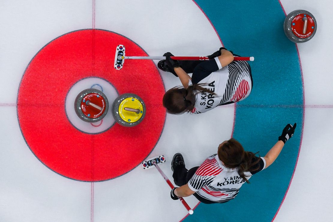 dos mujeres comenzando una partida de curling
