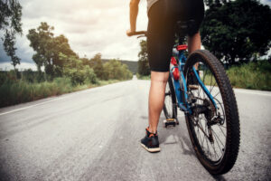 Un ciclista detenido en la carretera con su bicicleta en óptimas condiciones listo para la aventura.