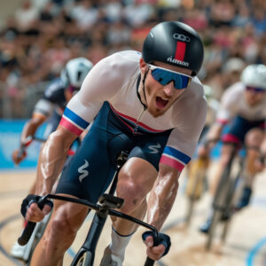 Un ciclista de frente compitiendo en un velódromo, un circuito de ciclismo famosos