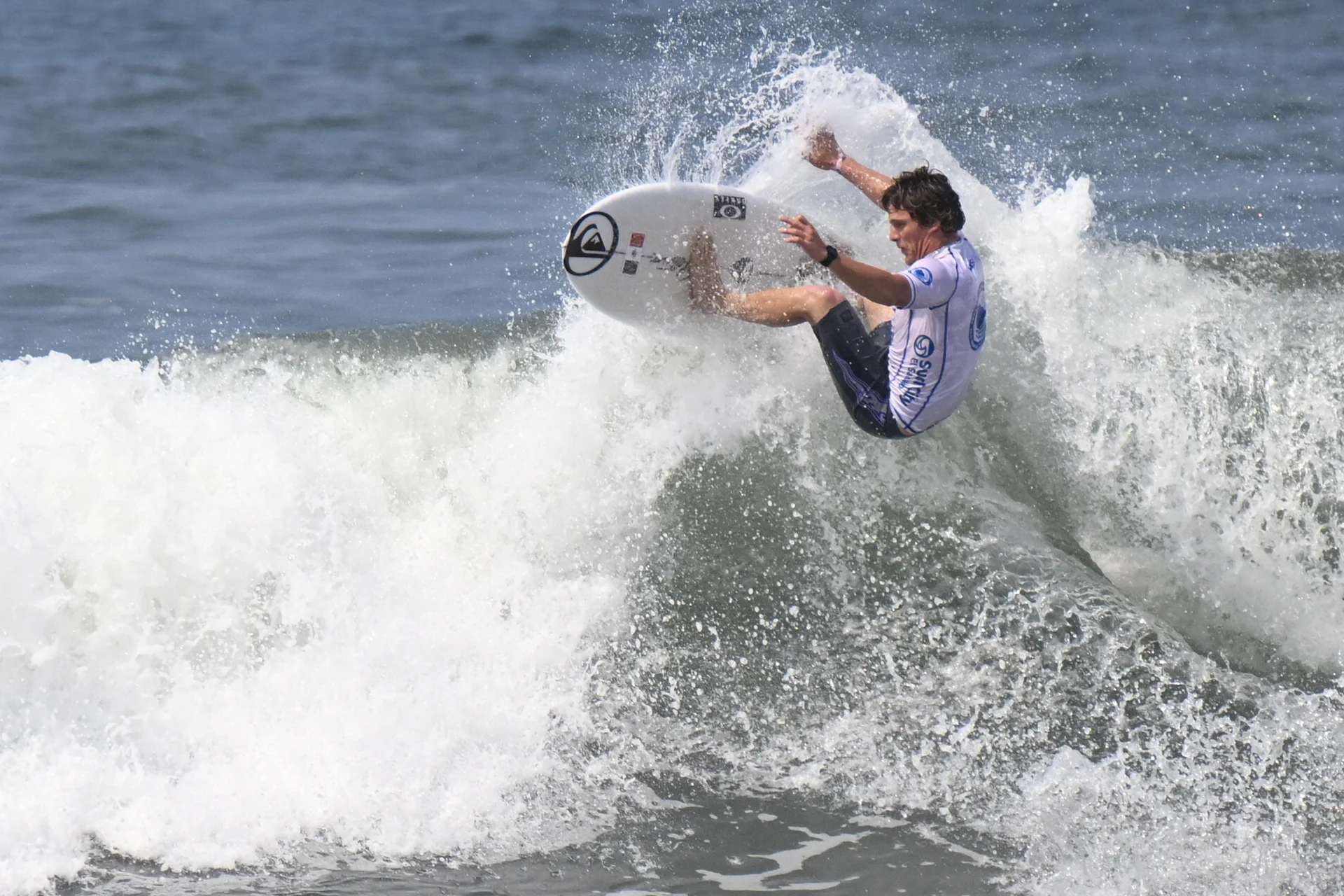 Alan Cleland montando una ola con su estilo de surf. Imagen por Gettyimages_AFP.