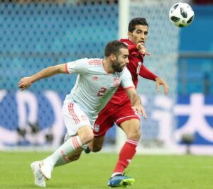 España contra Irán en una jugada de Solis en búsqueda del balón.