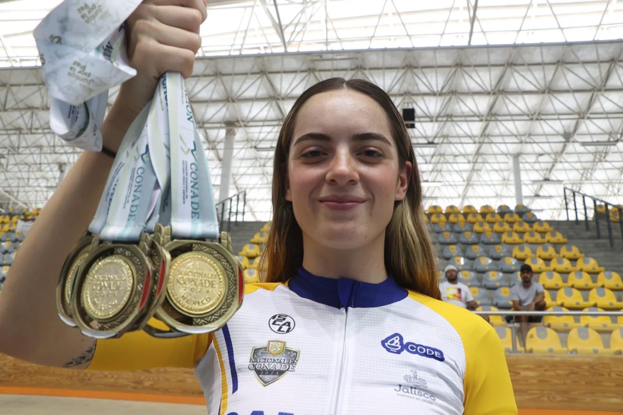 Foto de la campeona en ciclismo Victoria Velasco con sus medallas de oro. Fotografía por el Gobierno de la República Mexicana