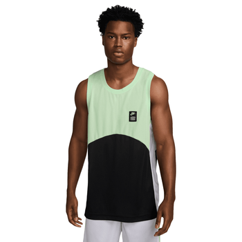 Un modelo luciendo un tank de Under Armour de la tienda Martí Mx