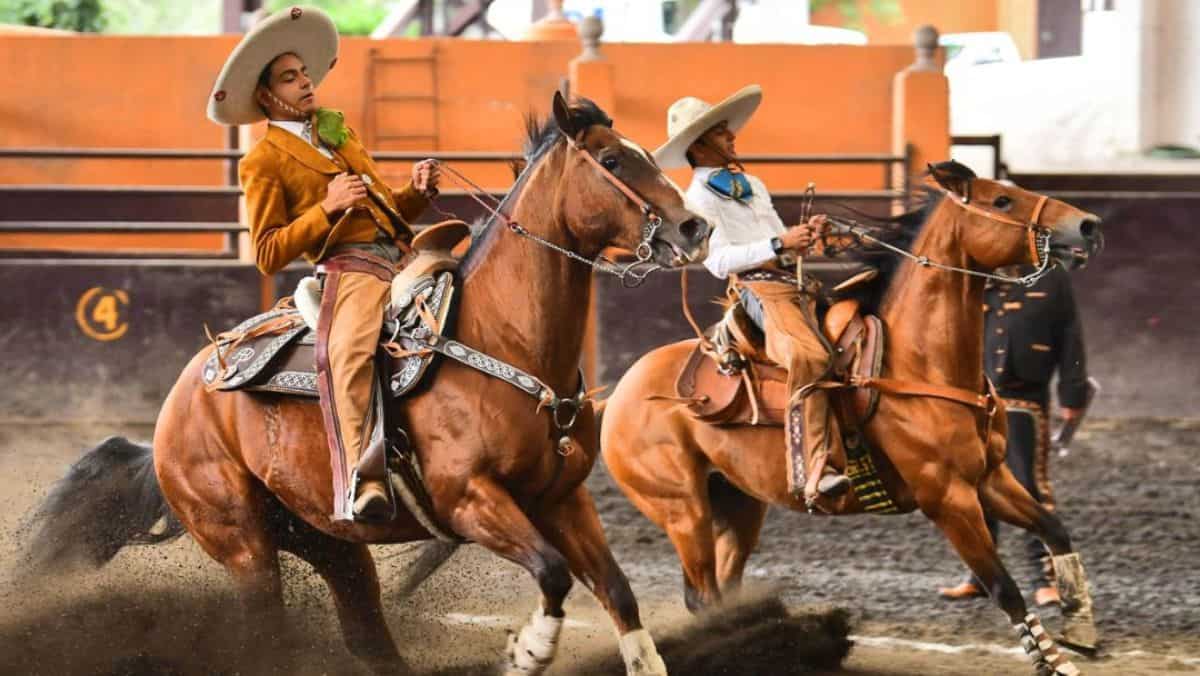 Dos charros mexicanos disfrutando de la charrería participando en los deportes a caballo