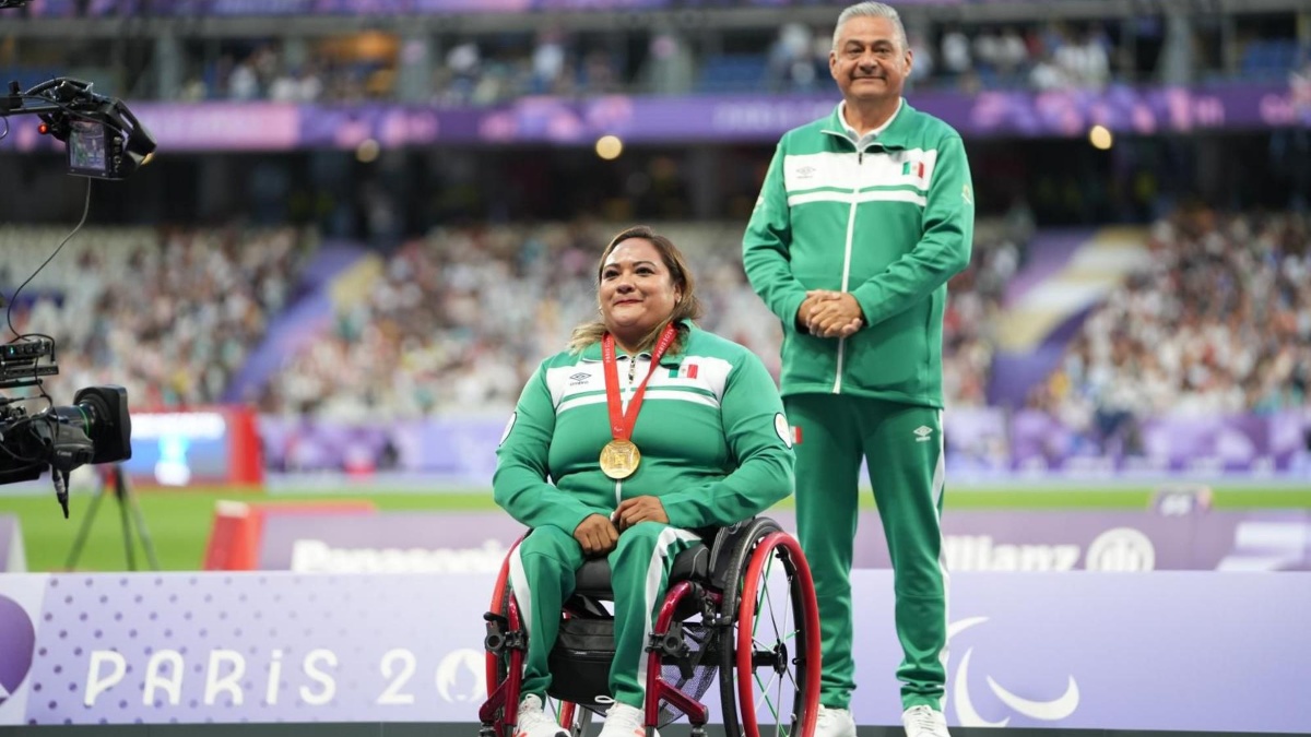 Gloria Zarza Guadarrama en la ceremonia de premiación por la medalla de oro de París 2024