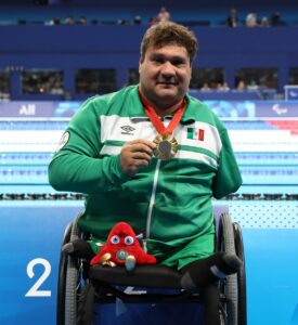 José Arnulfo Castorena mostrando su oro después de ganar en los Juegos Paralímpicos París 2024