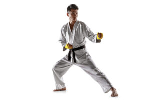 un practicante de karate usando sus piernas como la base de sus katas