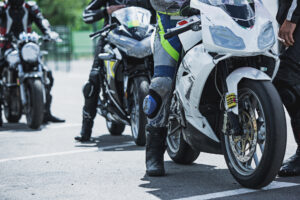 un grupo de motociclistas listos para su rodada con las señales para comunicarse en el camino