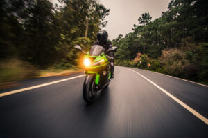 Una motocicleta utilizando el tipo de llanta antiderrapante para la lluvia para adaptarse a diferentes terrenos