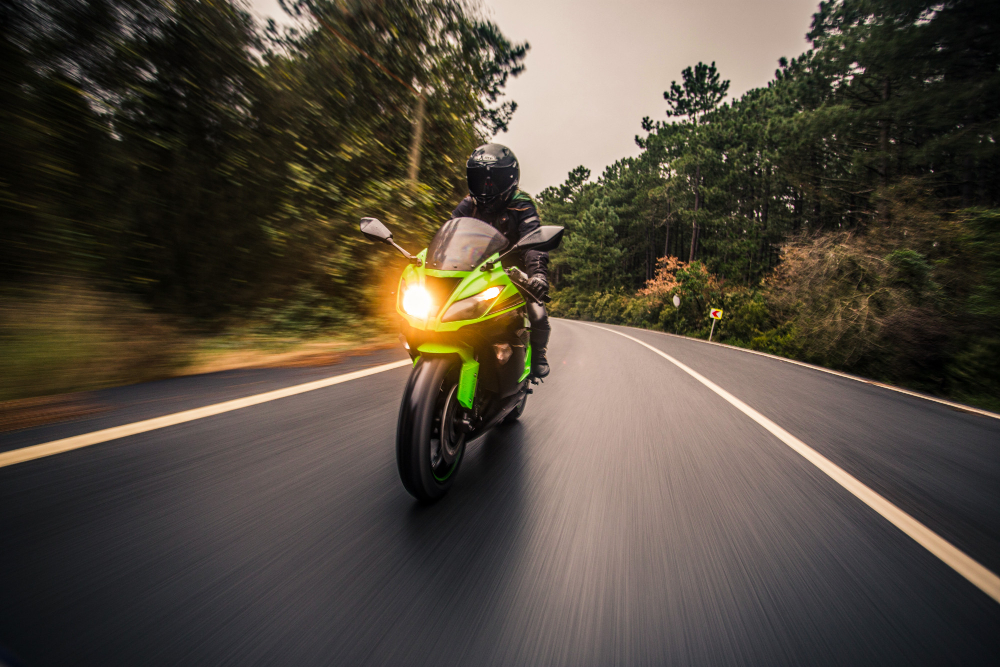 Una motocicleta utilizando el tipo de llanta antiderrapante para la lluvia para adaptarse a diferentes terrenos