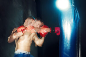 Un chico entrenando boxeo después de recibir uno de los 10 regalos de navidad para tu boxeador favorito