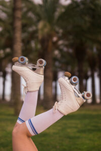 Una chica mostrando sus patines cool porque tiene un buen equilibrio al hacer 10 ejercicios para mejorar