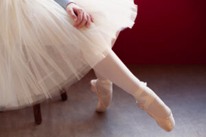 Un tutú y unas zapatillas de ballet conceptualizando un descanso después de practicar las vueltas de ballet con 10 ejercicios