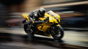Un motociclista frenando como un pro por seguir los 10 tips para mejorar el frenado