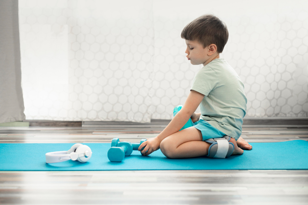Un niño con diferentes accesorios deportivos para motivarlo a hacer actividades deportivas 2025