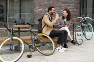Una imagen representando a dos personas que disfrutan de la ciudad en sus bicicletas urbanas