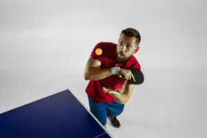 Una persona lanzando una pelota de ping pong mejorando su enfoque