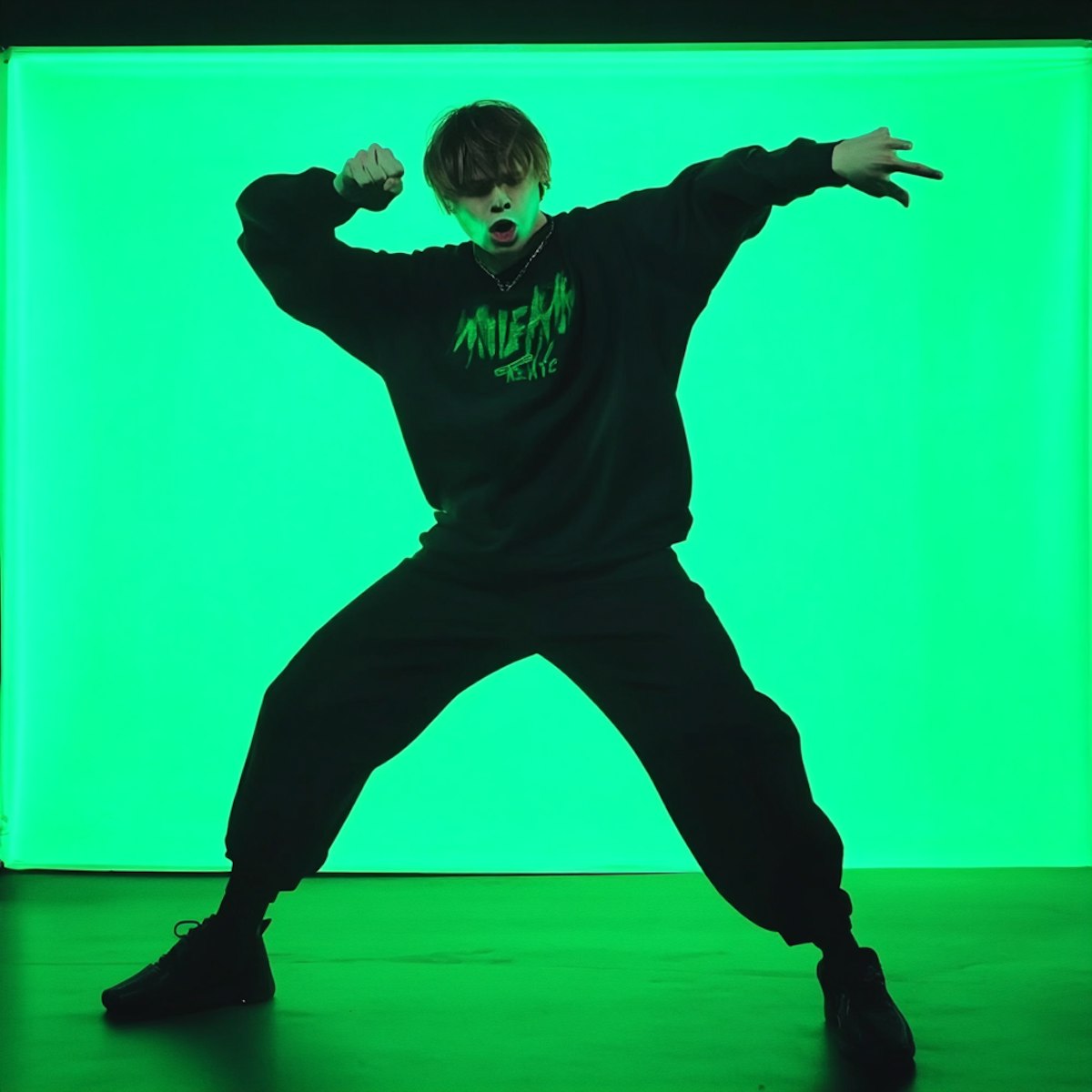 un chico usando una de las 10 playeras casuales para bailar
