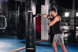 Una persona entrenando con uno de los 10 sacos para potenciar tus golpes en box