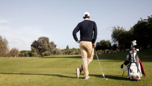 una persona en un campo utilizando 10 tenis especiales para golf