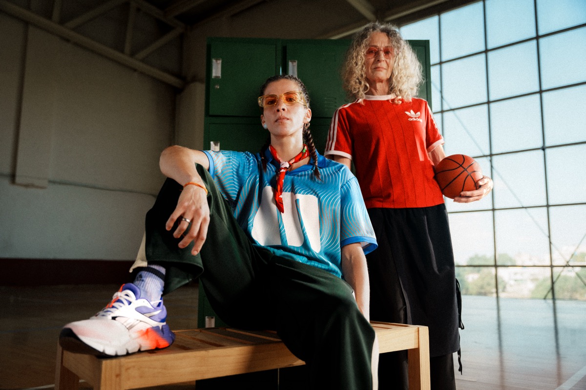 Mujeres deportistas con baloncesto Martí
