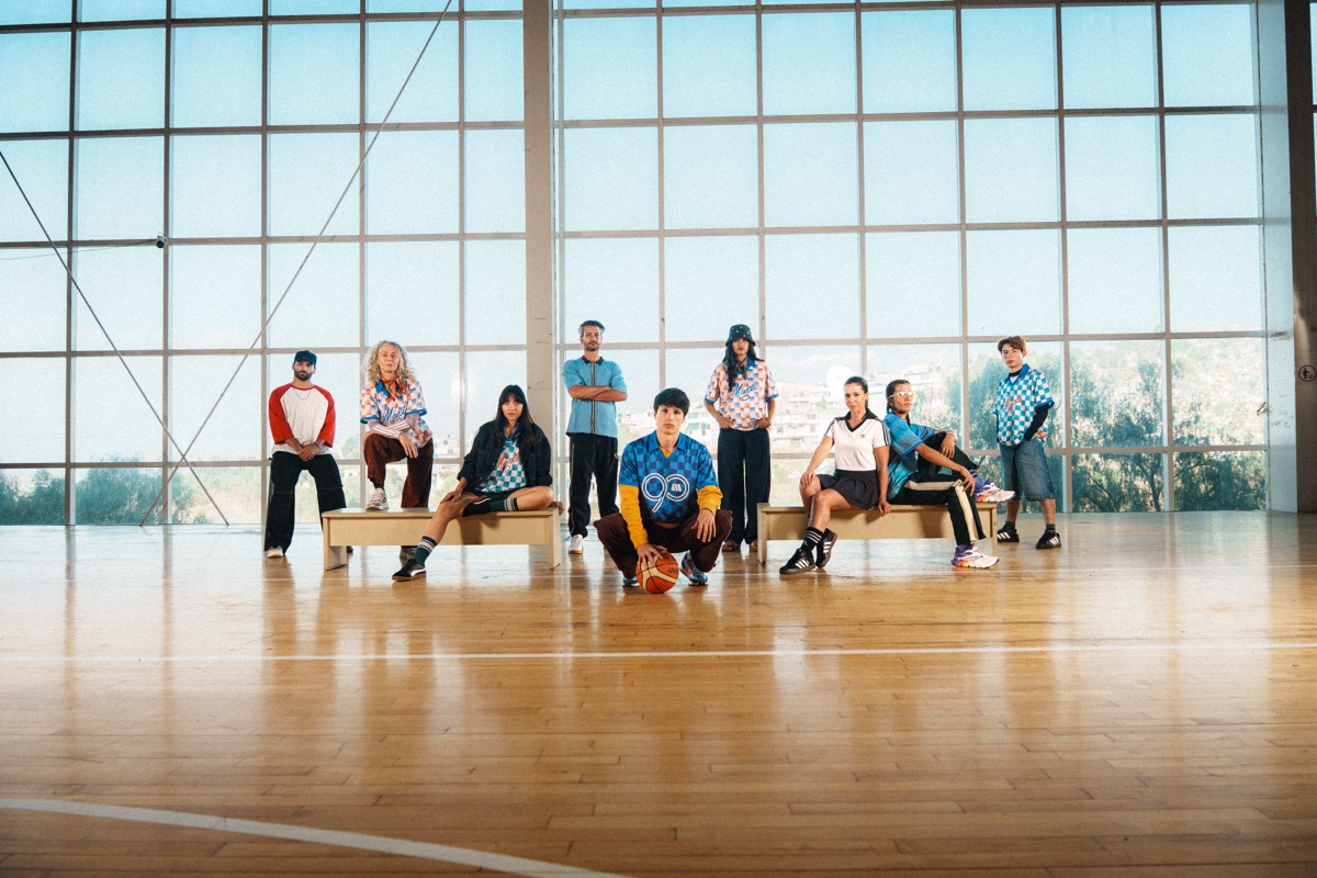 Grupo diverso en cancha deportiva Martí