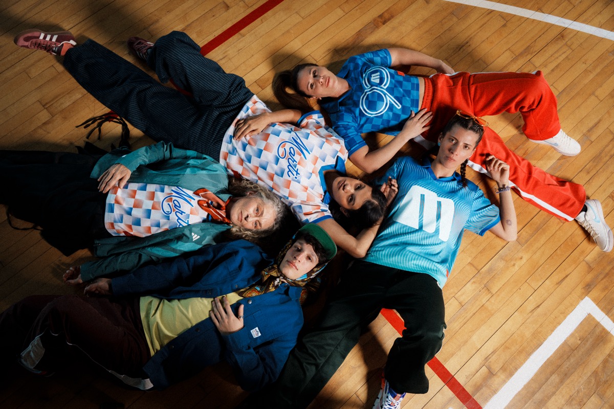 Equipo deportivo acostados en cancha Martí