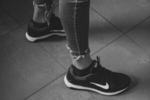 Mujer usando tenis negros con outfit casual - versatilidad y estilo para cualquier ocasión